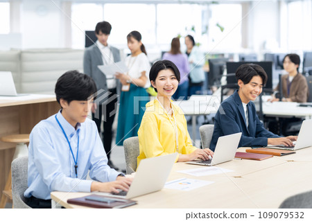 年輕男性和女性工程師在辦公室開會 109079532