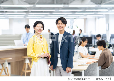 年輕男女新進員工在辦公室開會 109079551
