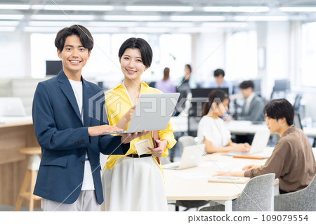 Young male and female new employees having a meeting in the office 109079554