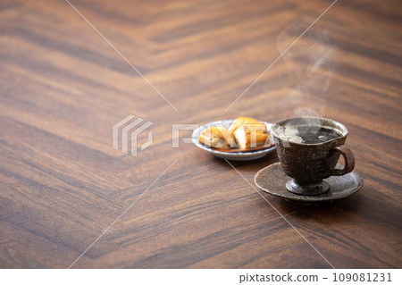 倒入熱咖啡，熱騰騰的咖啡 109081231