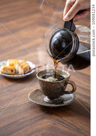Pour hot coffee, steaming hot coffee Pour hot coffee, steaming hot coffee 109081234