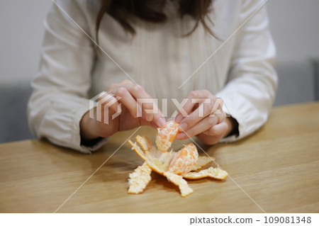 吃橘子白條的女人 吃橘子白條的女人 109081348