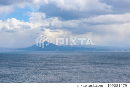 Spectacular view of Mt. Daisen (Tottori Prefecture) from the opposite shore Spectacular view of Mt. Daisen (Tottori Prefecture) from the opposite shore 109081479