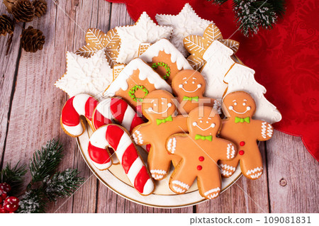 Christmas homemade gingerbread cookies on wooden table. Top view 109081831