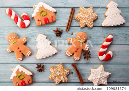 Christmas homemade gingerbread cookies on wooden table. Top view 109081874