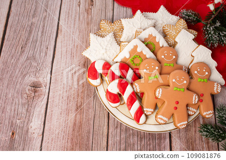 Christmas homemade gingerbread cookies on wooden table. Top view 109081876