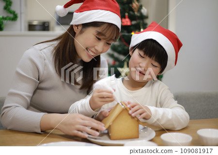 Parent and child building a hexen house Parent and child building a hexen house 109081917