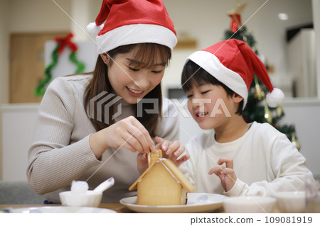 Parent and child building a hexen house Parent and child building a hexen house 109081919