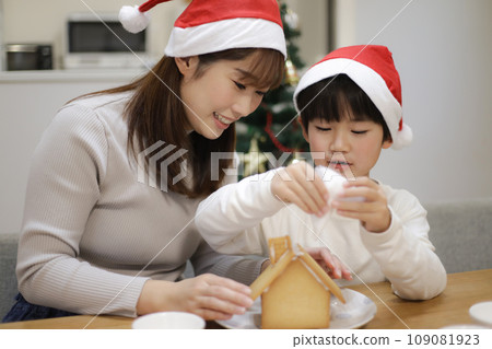Parent and child building a hexen house Parent and child building a hexen house 109081923