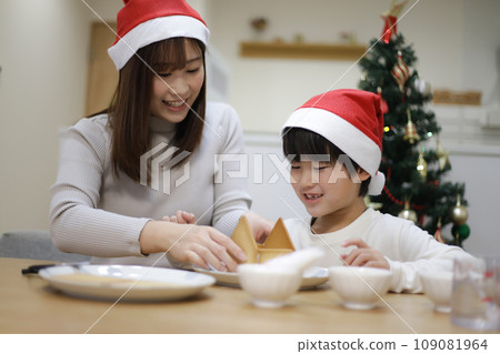 Parent and child building a hexen house Parent and child building a hexen house 109081964