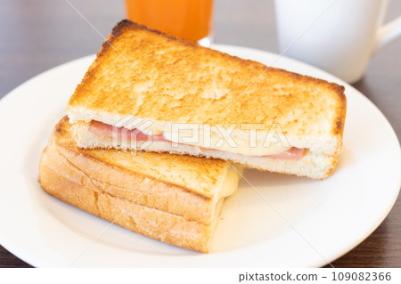 美味的火腿和奶酪三明治早晨 109082366