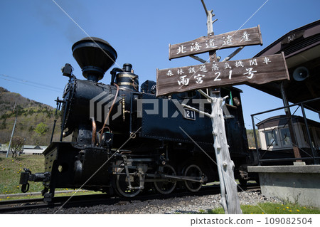 北海道遺產森林鐵道蒸汽機車雨宮21號在車站停靠 109082504
