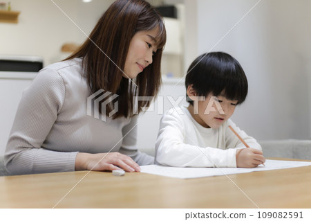 parent and child studying parent and child studying 109082591