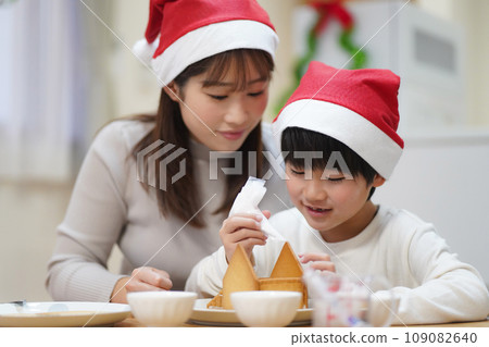 Parent and child building a hexen house Parent and child building a hexen house 109082640