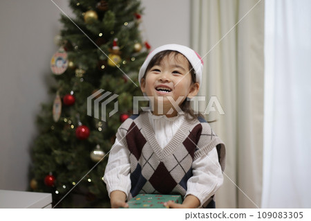 A girl with a Christmas gift 109083305