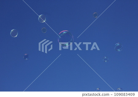 The soap bubbles ride on the fluffy wind and are carried away by themselves, blending into the blue sky and disappearing from sight. The soap bubbles ride on the fluffy wind and are carried away by themselves, blending into the blue sky and disappearing from sight. 109083409