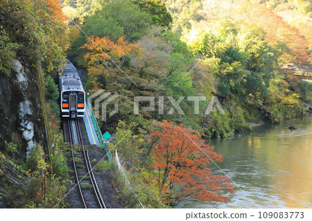 水郡線“奧久寺山地紅葉景色中行駛的橙色列車” 水郡線“奧久寺山地紅葉景色中行駛的橙色列車” 109083773