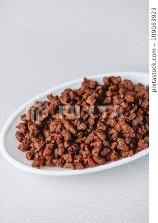 cooked mock ground meat 109083923