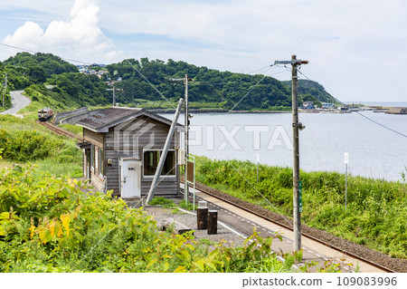 Summer scenery of Hakogi Station on the Gono Line, Fukaura Town, Aomori Prefecture 109083996