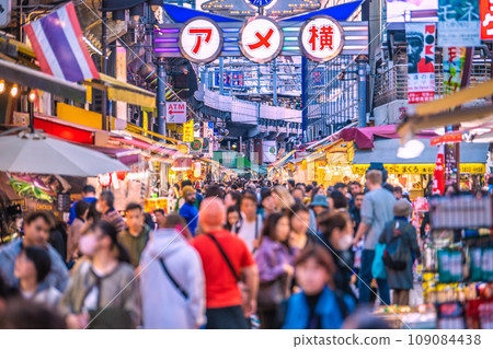 日本東京城市景觀十一月。熱鬧的阿美橫。本來應該沒有新冠病毒的，但有些日本人又戴口罩了… = 22日 109084438