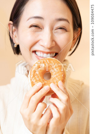 一個女人吃甜甜圈 109084475