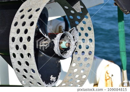 附在大船上的小船 附在大船上的小船 109084815