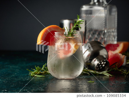 Cocktail gin tonic with ice, grapefruit, and rosemary. 109085334