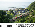 Echigo Tokimeki Resort Setsugekka, a sightseeing train running with the Sea of Japan in the background 109085392