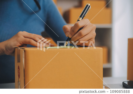 Business woman start up small business entrepreneur SME success .freelance woman working at home with Online Parcel delivery. SME and packaging deliveryconcept 109085888