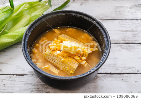 將生玉米米放入電鍋中煮熟 109086069