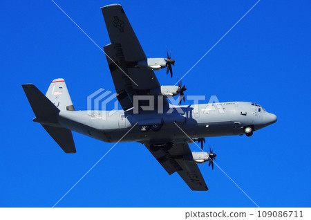 C-130赫拉克勒斯在藍天飛翔 109086711