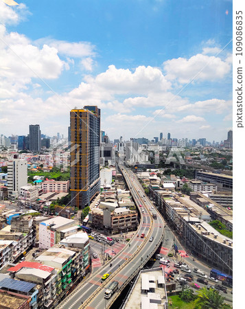 Tall buildings and traffic in Bangkok 109086835