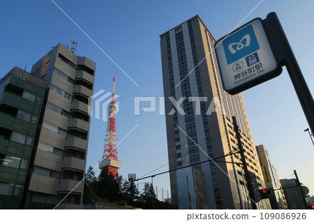 A clear day in front of Kamiyacho Station, Tokyo 109086926