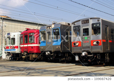 京成線、京急線、北總線、都營淺草線的4種老車型排列(2006年) 京成線、京急線、北總線、都營淺草線的4種老車型排列(2006年) 109087420