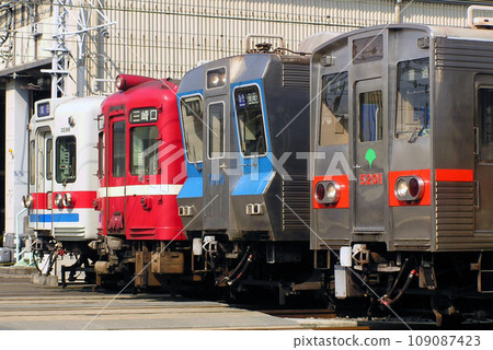 Four old models of Keisei Line, Keikyu Line, Hokuso Line, and Toei Asakusa Line lined up (2006) Four old models of Keisei Line, Keikyu Line, Hokuso Line, and Toei Asakusa Line lined up (2006) 109087423