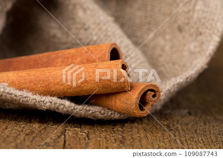 cinnamon sticks 109087743