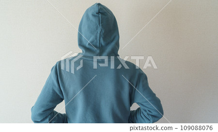穿著連帽衫的人，後面視圖 109088076