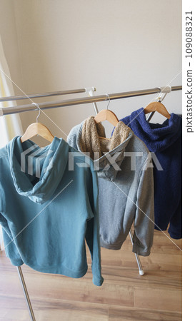 將連帽衫掛在衣架上 將連帽衫掛在衣架上 109088321