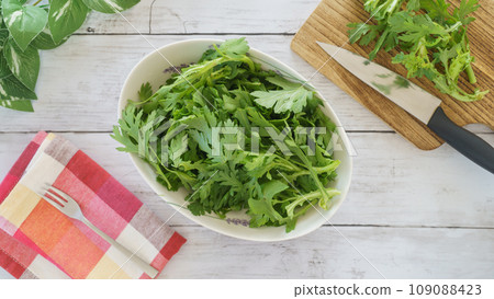 Fresh garland chrysanthemums on a plate Fresh garland chrysanthemums on a plate 109088423