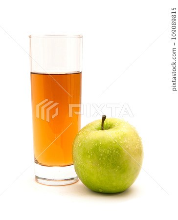 apple juice and apple 109089815