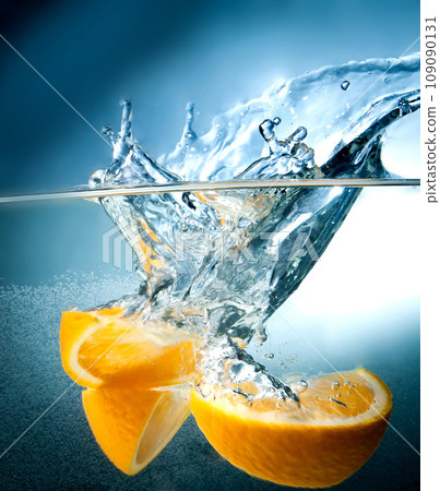 citrus fall into the water 109090131