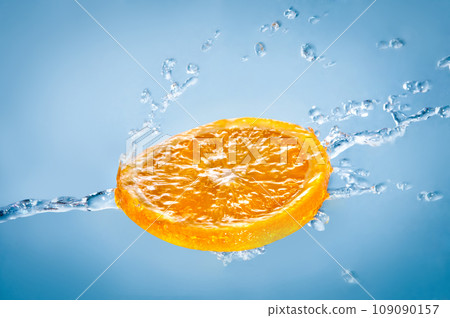 orange  in water 109090157