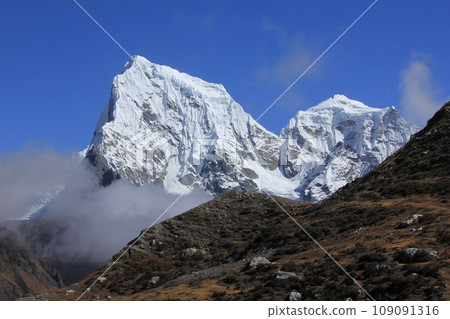 Snow covered mountains Cholatse and Tobuche seen from Gokyo, Nepal. 109091316