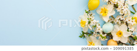 Spring flowers and Easter eggs 109091385