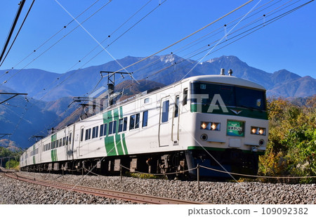 185 series striped painting Limited Express Hamakaiji Chuo Line 109092382