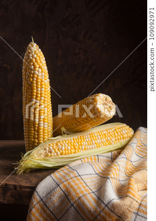 Several cobs sweet corn on wooden background.. 109092971