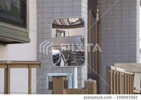 Garage mirror doorway Garage mirror doorway 109093982