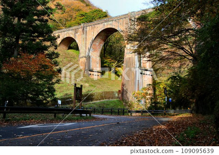 A beautiful four-arch brick bridge spanning the Usui River... ``Megane Bridge'' at Usui Pass [Old Line, Usui Third Bridge] 109095639