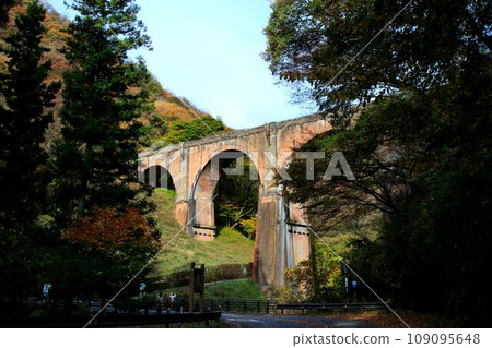 橫跨碓冰河的美麗的四孔磚橋…碓冰峠的「梅金橋」【舊線碓冰三橋】 109095648