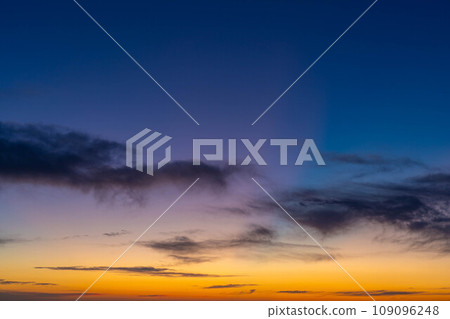 [天空素材] 日出前被朝陽染成色彩的天空[長野縣] 109096248